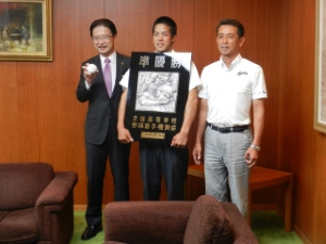 写真:三重高等学校硬式野球部 松村一郎選手、中沢良文部長 来訪