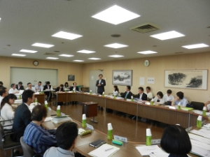 写真：第4回津市子ども・子育て会議 挨拶、意見交換