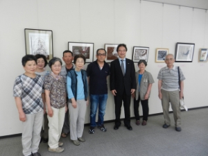 写真：第8回伊勢型紙オンリーワンの会作品展 鑑賞