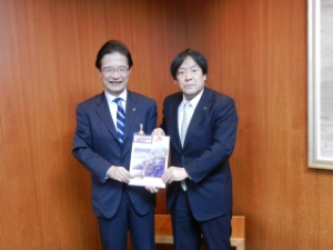 写真:久保久良多賀町長と