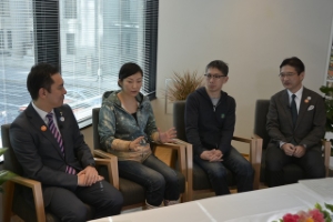 写真：三浦しをんさん・矢口史靖監督・鈴木英敬知事との座談会