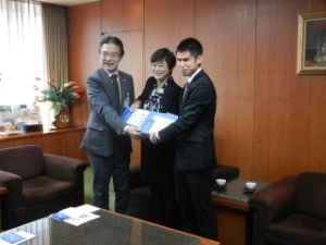 写真：NTT西日本三重支店 「平成26年版電話お願い手帳」ほか贈呈式