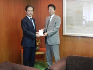 写真:連合三重津地域協議会、中勢地区労働者福祉協議会からの寄附贈呈式