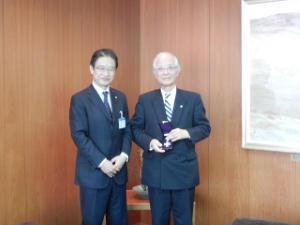 写真:平成25年秋の叙勲(教育研究功労)受章 三重短期大学 岡本祐次名誉教授 来訪