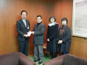 写真:「夢の会」からの寄附贈呈式