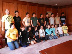 写真：サルシカ隊員の皆さんと