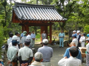 写真:お城公園内日本庭園 剪定奉仕作業 挨拶