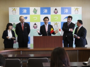 写真:立地協定調印式後の記者会見