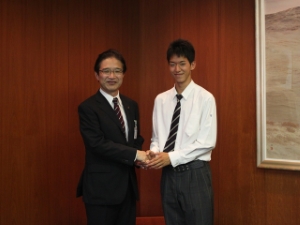 写真:第8回世界ユース陸上競技選手権大会出場 松岡修平さんと