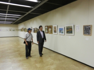 写真:津市民文化祭 美術部門「洋画展」鑑賞