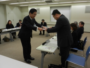 写真：津市犯罪のない安全・安心なまちづくり推進委員委嘱式 委嘱状交付