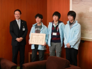 写真:三重大学環境ISO学生委員会の皆さんと