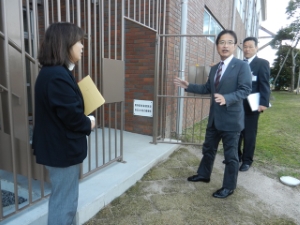 写真:屋上フェンス及び外付け階段の視察1