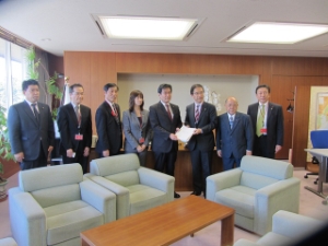 写真:国土交通省の若井康彦国土交通大臣政務官を訪問