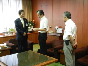 写真：ポルタひさい管理組合　谷川原盛豪理事長、ポルタひさい自治会　川原田義之自治会長