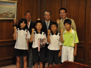 写真:津Jrソフトテニスクラブ選手来訪