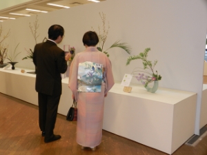 写真：いけばな池坊550年祭記念池坊津支部花展 鑑賞