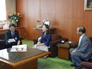 写真：森本アキラ様〈津市在住 作詞家〉、藤原和歌子様（歌手）挨拶