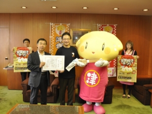 写真:津ぎょうざ協会マスコットキャラクター「津ぎょうざの精霊つつみん」挨拶