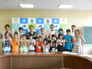 写真：上富良野西小学校交流団表敬