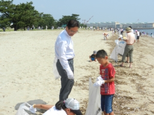 写真：山川海ネットワーク事業「香良洲海岸清掃活動＆漁業体験」