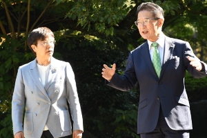 写真:萩原なつ子さんと津市長