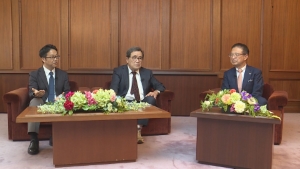 写真:時岡所長と山田教授・津市長