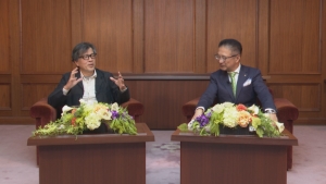 写真:外村仁さんと市長の対談のようす