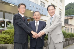 写真:市長と奥田吉信さん、玉村典久さん