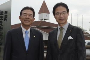 写真:市長と東憲太郎さん