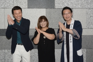 写真:市長と松原のぶえさん、山崎ていじさん