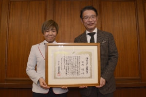 写真:市長と前川楓さん
