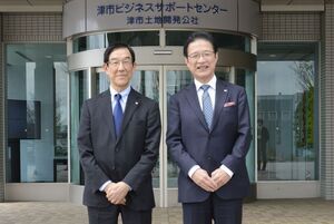 写真:市長と奥田務さん