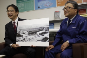 写真:市長と青山恭弘さん