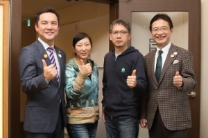 写真:市長と三浦しをんさん、矢口史靖さん、鈴木英敬知事