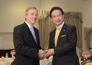 写真:市長とフィリップ・トゥルニエ ビリョンさん