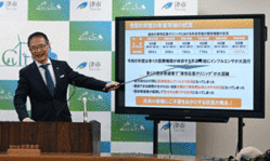 写真:令和7年12月8日定例記者会見の様子