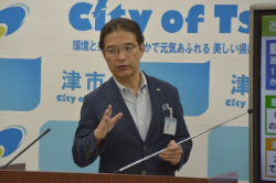 写真:平成27年8月4日定例記者会見の様子