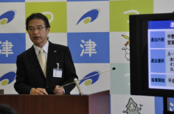 写真：平成25年2月1日定例記者会見の様子