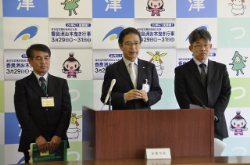 写真：平成25年3月15日定例記者会見の様子