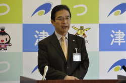 写真：平成25年4月2日定例記者会見の様子