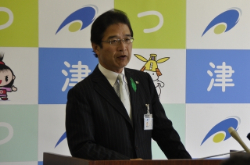 写真：平成25年4月17日定例記者会見の様子