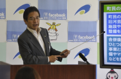 写真：平成25年7月3日定例記者会見の様子