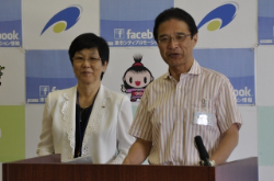 写真：平成25年7月16日定例記者会見の様子