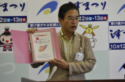 写真：平成25年9月2日定例記者会見の様子