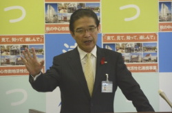 写真：平成25年10月15日定例記者会見の様子