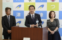 写真：平成25年12月2日定例記者会見の様子