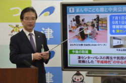 写真：平成25年12月18日定例記者会見の様子