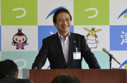 写真:平成24年5月7日定例記者会見の様子