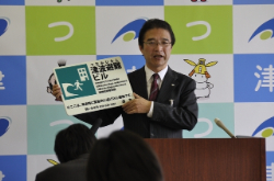 写真:平成24年5月17日定例記者会見の様子